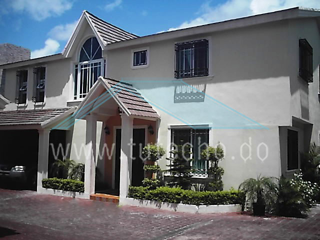 VENDO CASA DE 2 NIVELES EN PROYECTO CERRADO CON 250mts., 3H, 3.5B, 4P, PICUSI – ARROYO HONDO II